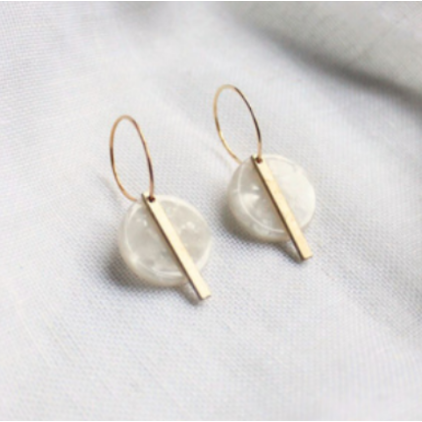 Boucles d'oreilles Lore acetate blanche et laiton doré - E053